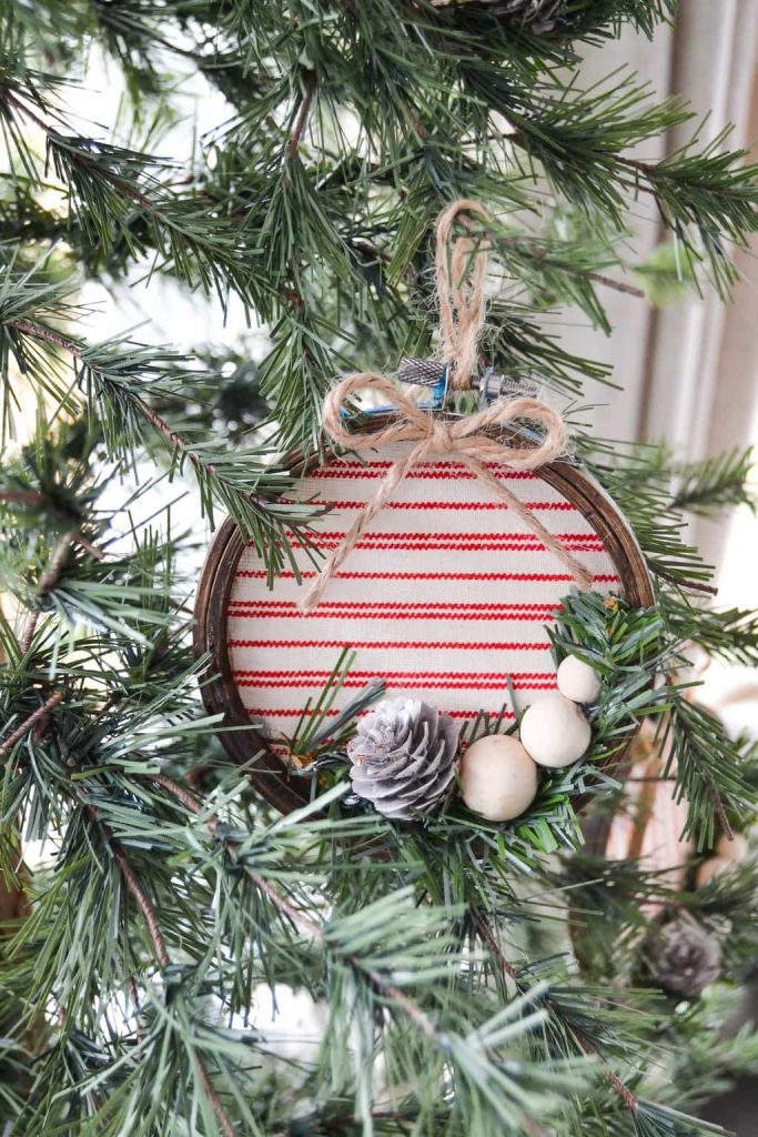 Crafting Christmas ornaments are so much fun! This DIY embroidery hoop Christmas ornament is easy to make and looks great in the tree!