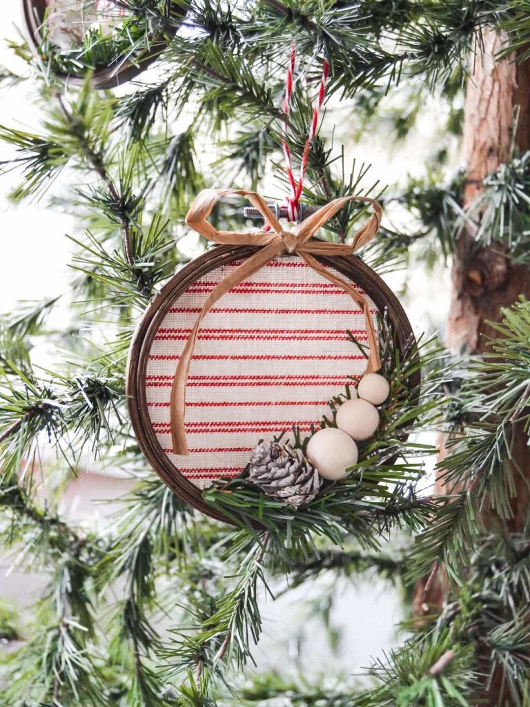 Christmas is the perfect time to get creative. These Homemade Christmas Ornaments are easy to make and beautiful to decorate with.