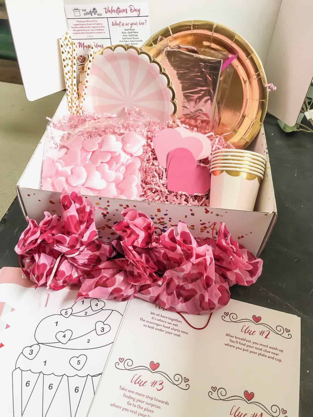 Subscription Box Gift Ideas - Looking for that one gift that you can get everyone on your list? These subscription box gift ideas will have you entire list covered!