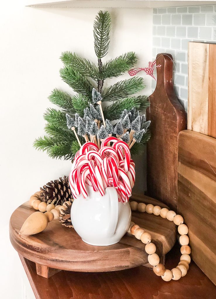 Add festive touches to your home in small areas with simple Christmas vignettes!