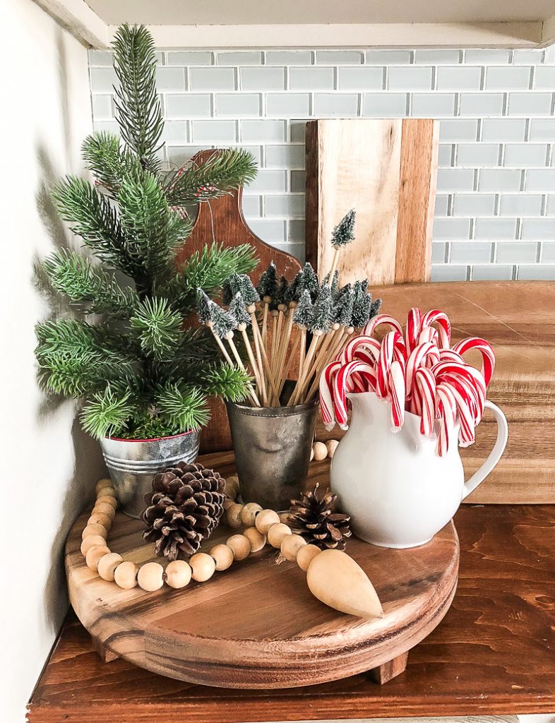 Add festive touches to your home in small areas with easy Christmas vignettes!