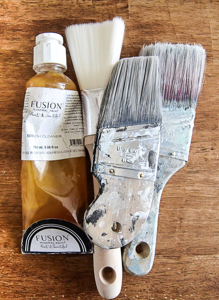 Tired of throwing out paint brushes because you can't get them clean? Click over to see how to clean a paint brush easily and effectively every time!