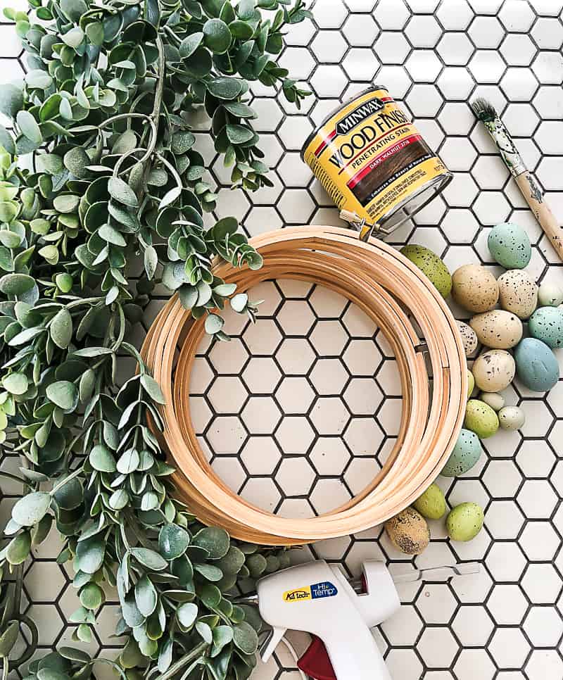 Are you looking for an easy way to create a spring wreath? Click over to see how easy it is to make with embroidery hoops and old book pages!