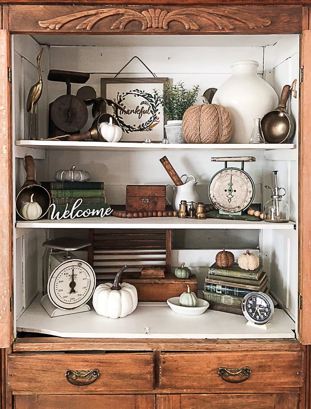 It is fall and this parade of homes is packed full with beautiful fall decor from different homes around the internet. Grab your favorite drink, find a cozy spot in the house and get ready to swoon over these fall tours.