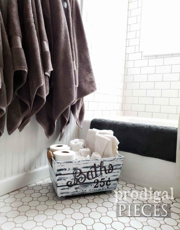 Rustic decor fits many styles of homes and these easy DIY rustic decor projects can be made for your home this weekend!