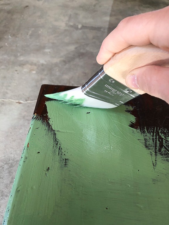 This green bench makeover was easy to do with paint, glaze and a fun transfer on top! 
