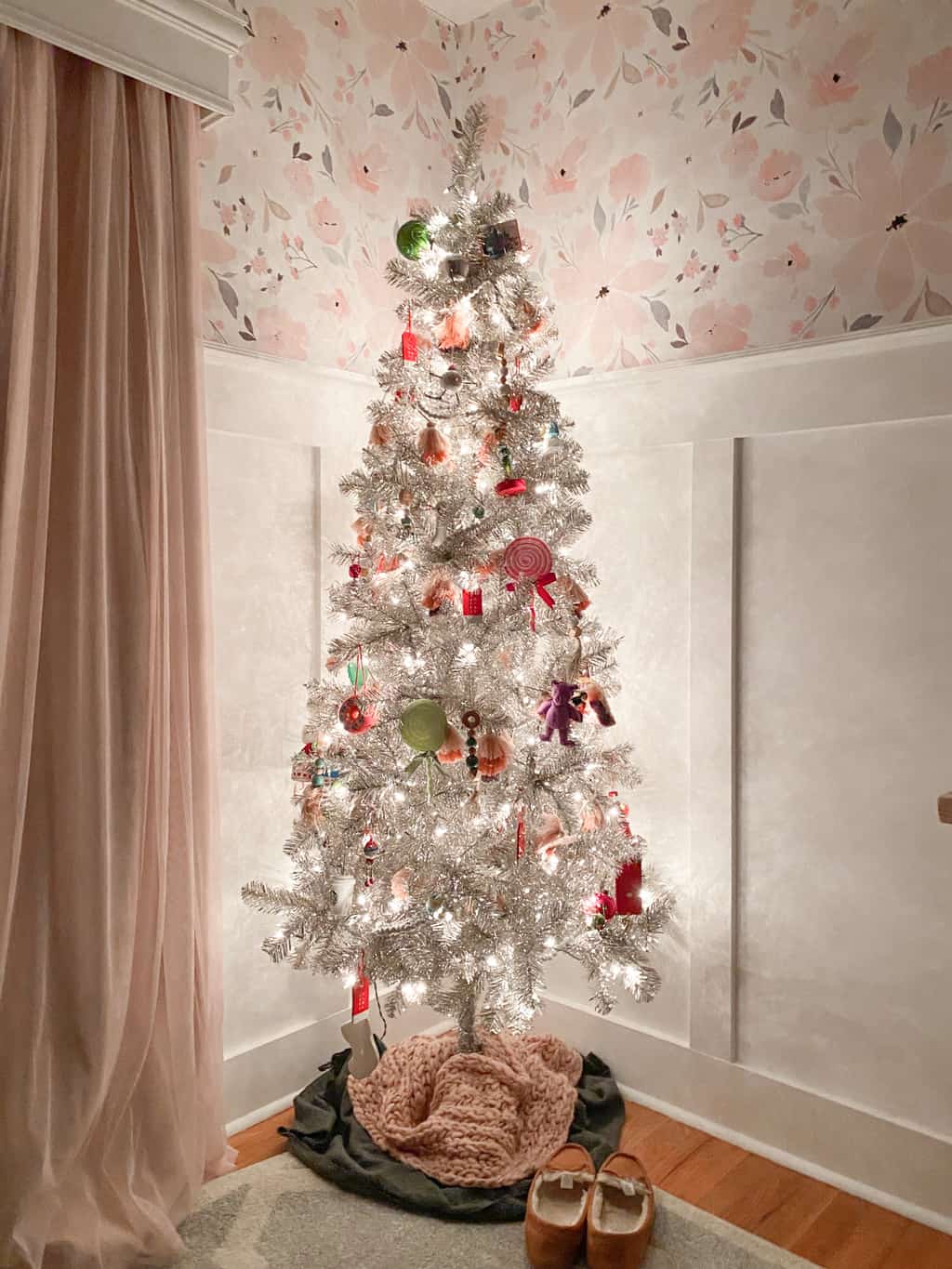 Decorating a girls room for the holidays is so much fun. This post shares simple Girls Bedroom Christmas Decor that will make the room festive and fun.