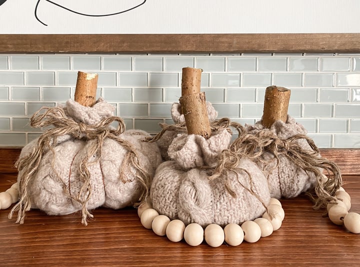 These DIY no-sew sweater pumpkins are so cute and easy to make for anyone who doesn't have any sewing skills.