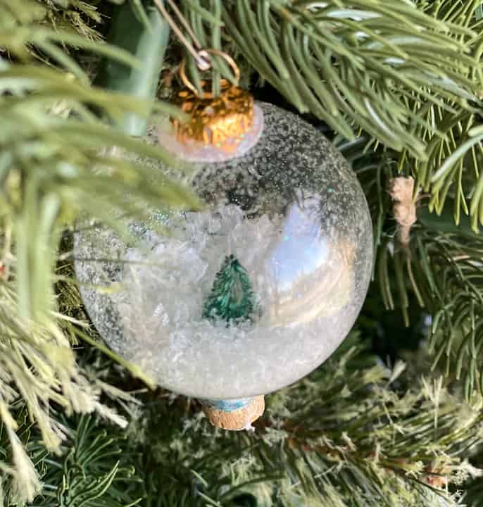 These DIY snow globe ornaments are easy to make, only require a few supplies and are something the entire family can create over the holidays.