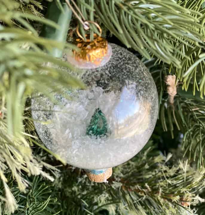 These DIY snow globe ornaments are easy to make, only require a few supplies and are something the entire family can create over the holidays.