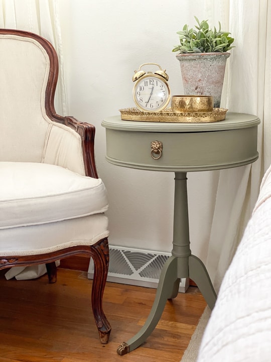 This DIY painted drum table makeover is another example of taking a drab piece and turning it into something that fits your home perfectly!