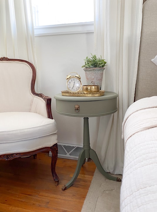 This DIY painted drum table makeover is another example of taking a drab piece and turning it into something that fits your home perfectly!