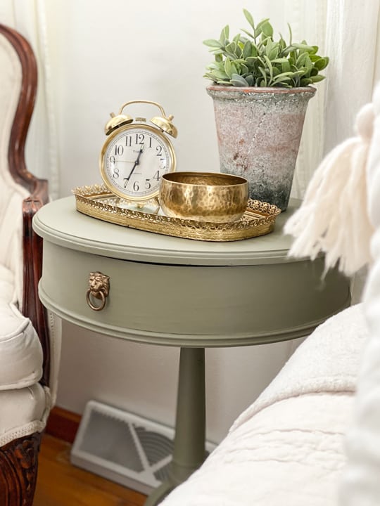 This DIY painted drum table makeover is another example of taking a drab piece and turning it into something that fits your home perfectly!