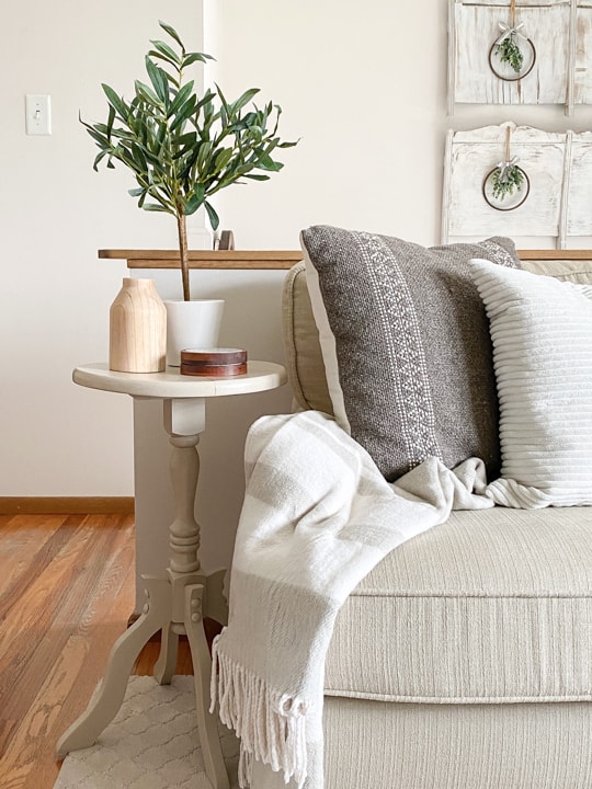 This small end table makeover was made possible with three amazing products from Wise Owl: paint, varnish and primer.