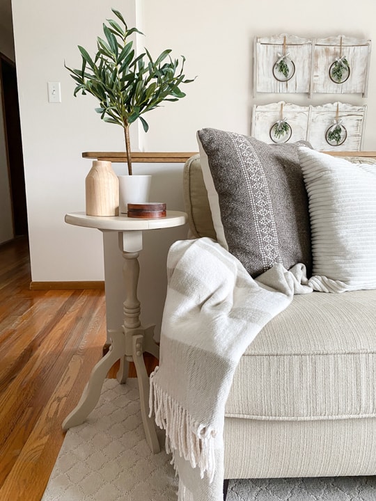 This small end table makeover was made possible with three amazing products from Wise Owl: paint, varnish and primer.