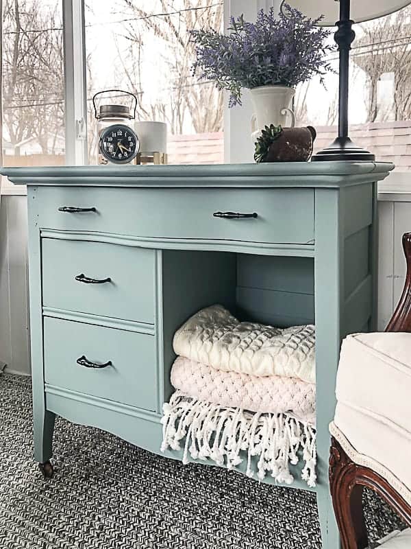 Blue is a popular color for furniture makeovers. These blue furniture makeovers are sure to inspire your next transformation.