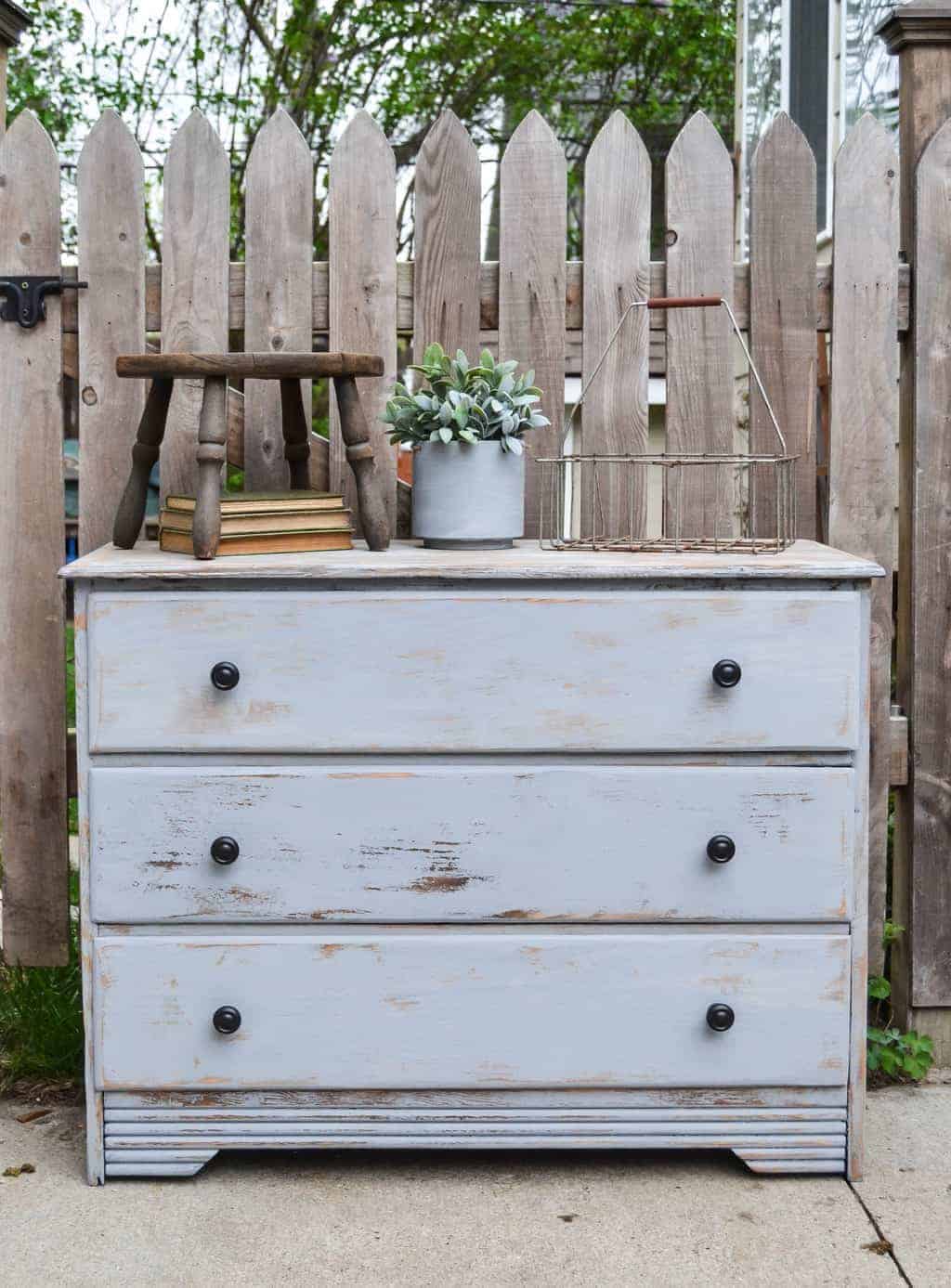 Gray is a beautiful color that comes in all shades and tones. These gray furniture makeovers are sure to inspire your next project.