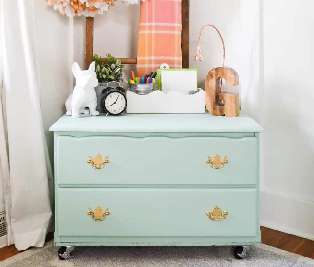 Furniture makeovers come in all colors. These green furniture makeovers will give some inspiration if green is your next makeover color.