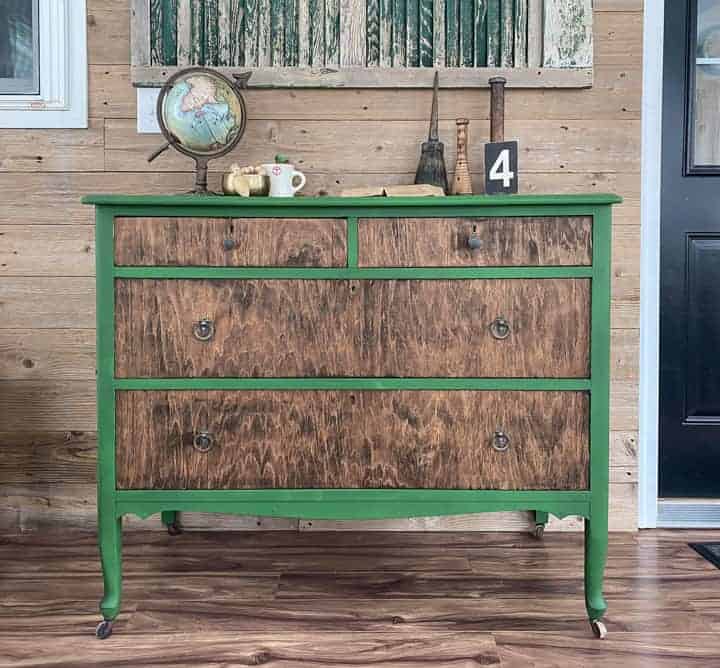 Furniture makeovers come in all colors. These green furniture makeovers will give some inspiration if green is your next makeover color.