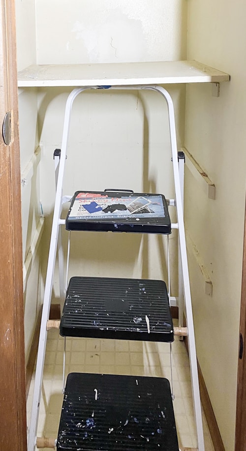 This DIY linen closet makeover was an easy and inexpensive project that not only made it look better but it functioned so much better too.