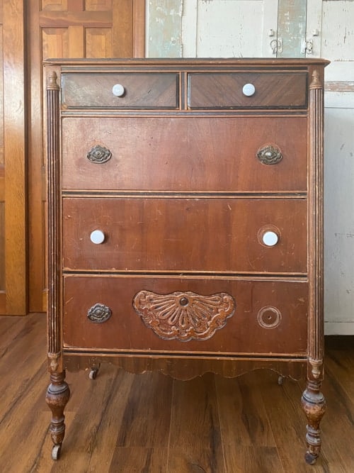 These 5 Tips For Making Over Vintage Furniture will help ensure you are picking up the right pieces and making them over with success.