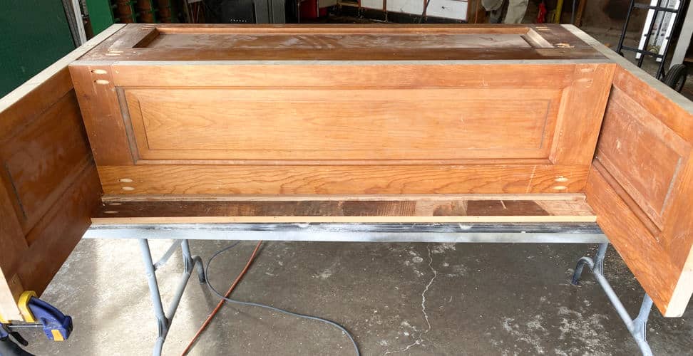 If you have an old door, you can create a bench. This DIY bench tutorial will show you how old doors can become benches in a few steps.