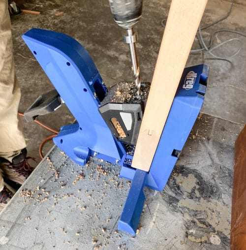 If you have an old door, you can create a bench. This DIY bench tutorial will show you how old doors can become benches in a few steps.