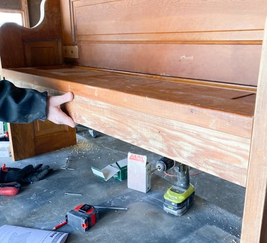 If you have an old door, you can create a bench. This DIY bench tutorial will show you how old doors can become benches in a few steps.