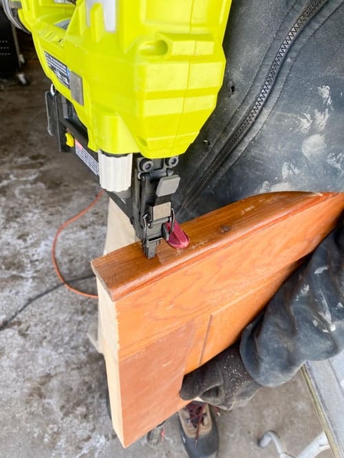 If you have an old door, you can create a bench. This DIY bench tutorial will show you how old doors can become benches in a few steps. 