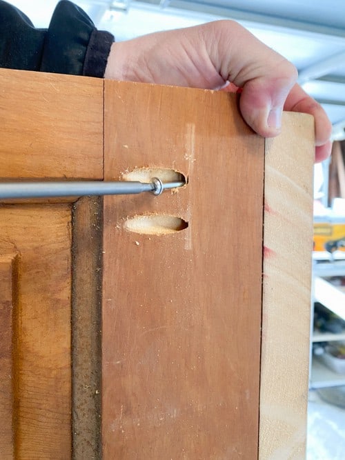 If you have an old door, you can create a bench. This DIY bench tutorial will show you how old doors can become benches in a few steps.