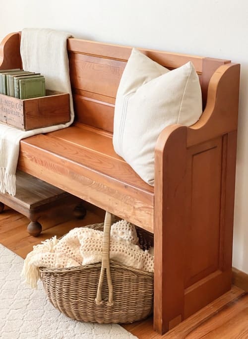 If you have an old door, you can create a bench. This DIY bench tutorial will show you how old doors can become benches in a few steps. 