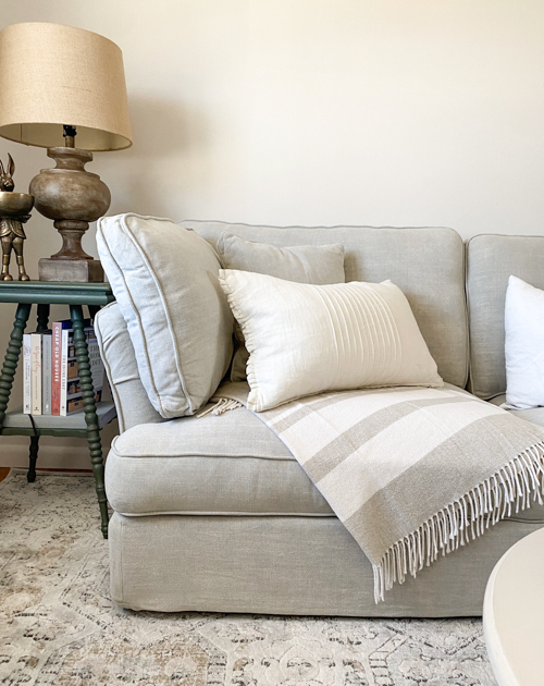 Discover how to DIY throw pillows without any sewing skills! This easy, no-sew technique will transform your living space without breaking the bank!