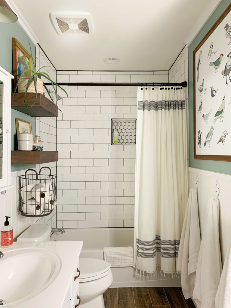 Unlock the potential of small spaces! Our guide offers ingenious solutions for small bathroom makeovers, with diverse examples to inspire your own project.