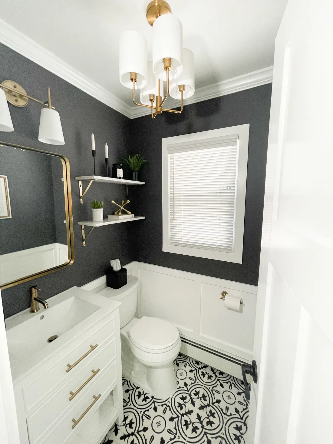 Unlock the potential of small spaces! Our guide offers ingenious solutions for small bathroom makeovers, with diverse examples to inspire your own project.