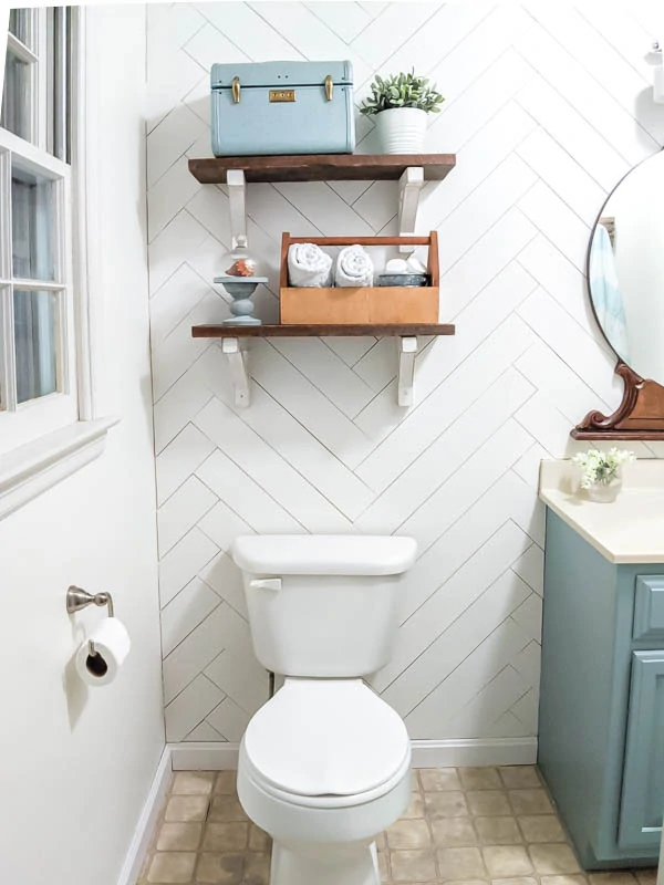 Unlock the potential of small spaces! Our guide offers ingenious solutions for small bathroom makeovers, with diverse examples to inspire your own project.