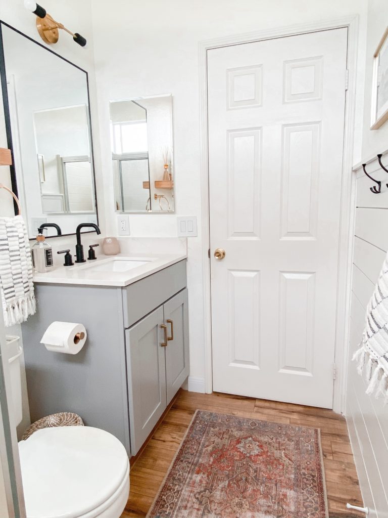 Unlock the potential of small spaces! Our guide offers ingenious solutions for small bathroom makeovers, with diverse examples to inspire your own project.