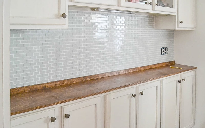 Transform your kitchen on a budget with these Inexpensive Kitchen Upgrades! From paint and hardware to lighting and DIY projects, revamp your space today.