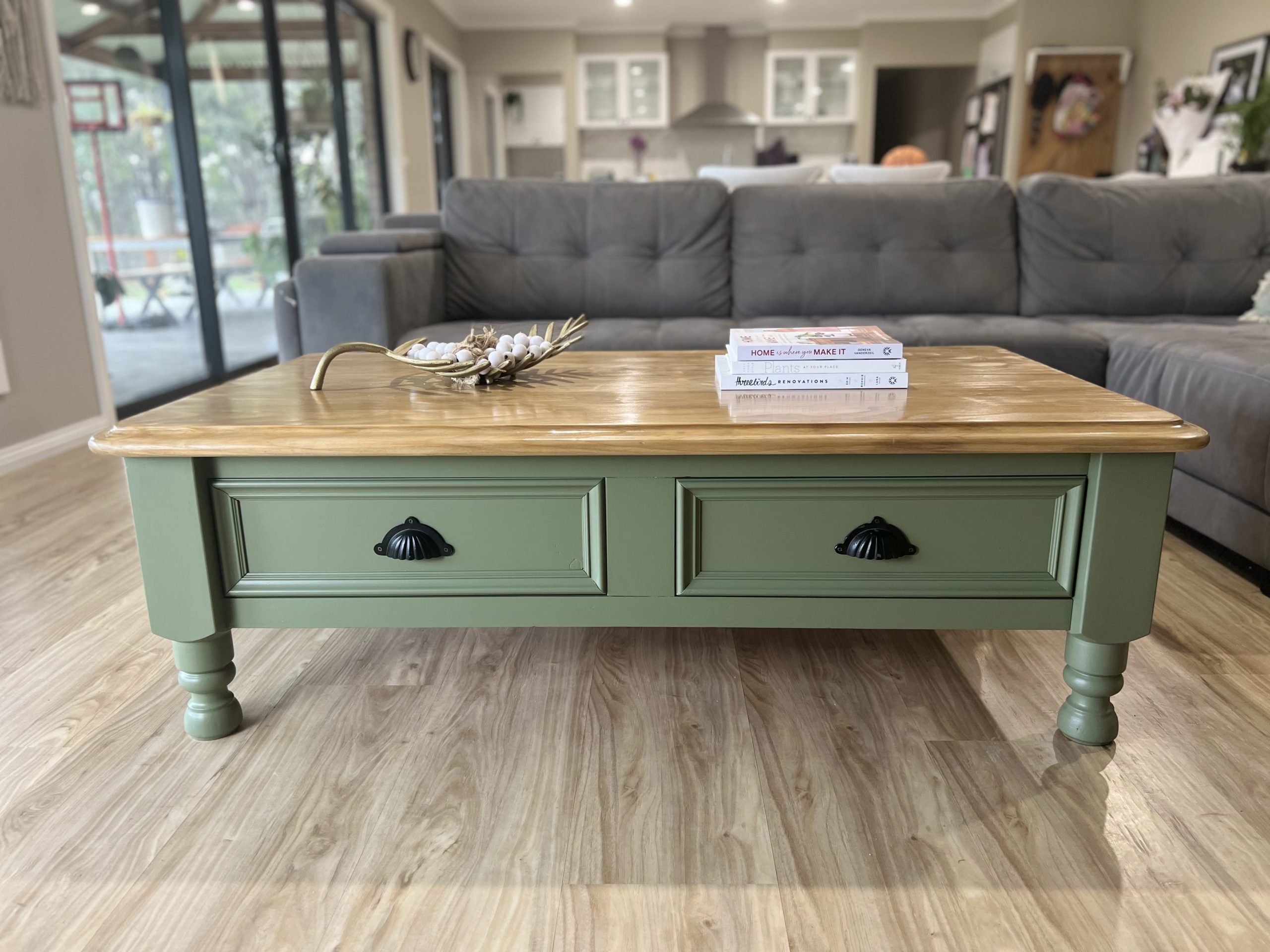 Discover 10 coffee table makeovers that will inspire your next DIY project! Transform any coffee table into a stunning centerpiece with these creative ideas.