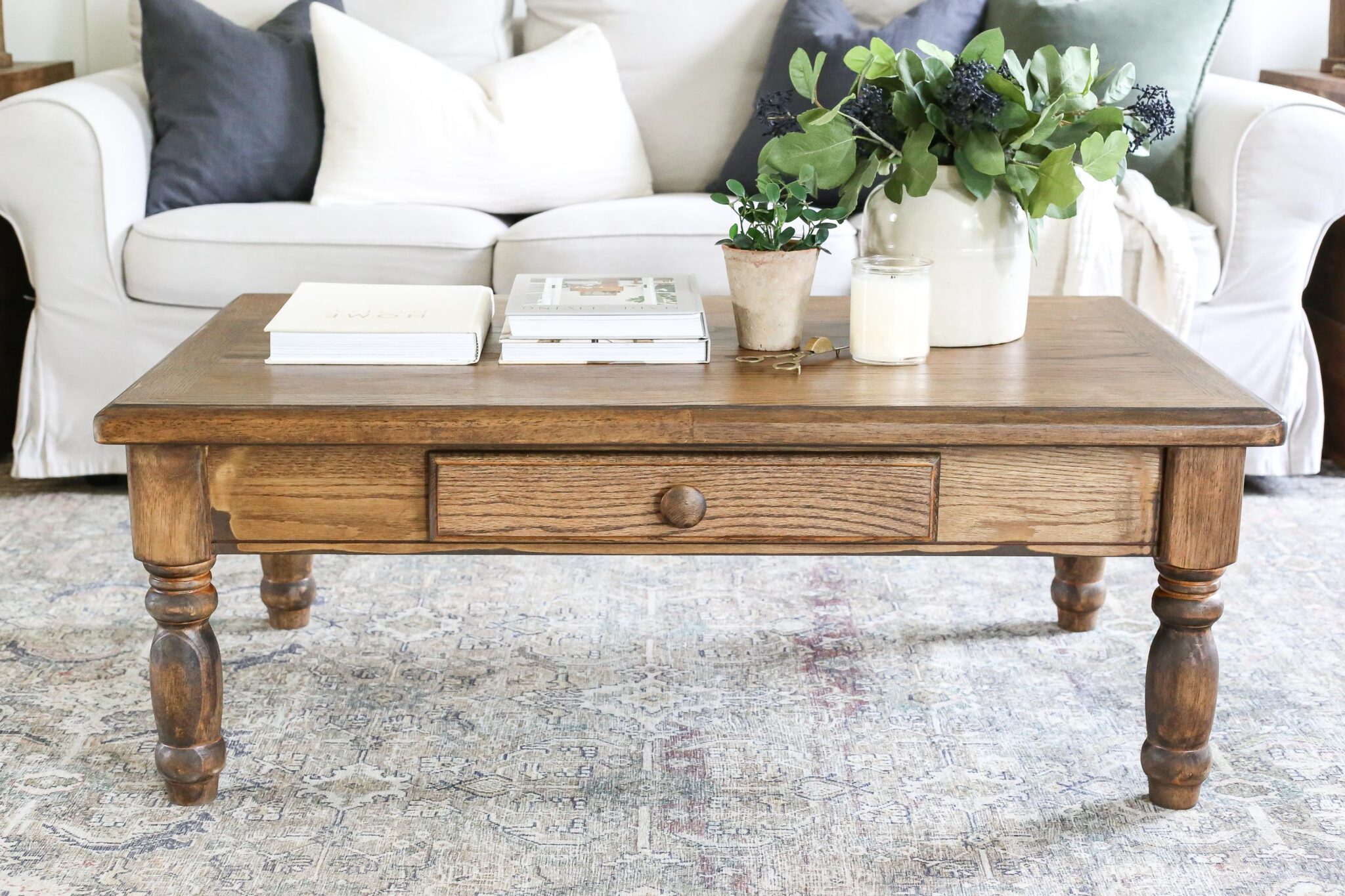 Discover 10 coffee table makeovers that will inspire your next DIY project! Transform any coffee table into a stunning centerpiece with these creative ideas.