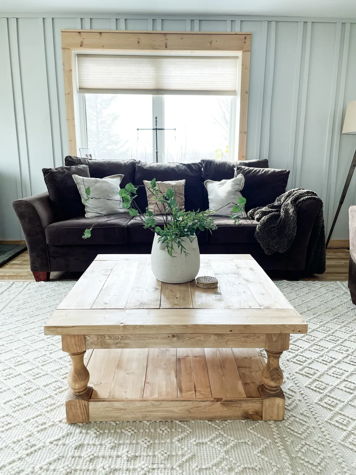 Discover 10 coffee table makeovers that will inspire your next DIY project! Transform any coffee table into a stunning centerpiece with these creative ideas.