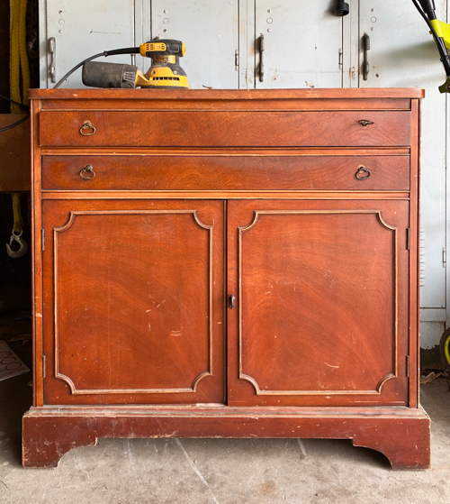 Transform an old piece into a stunning focal point with this DIY green sideboard makeover. Step-by-step tips to refresh and repaint your furniture with style.