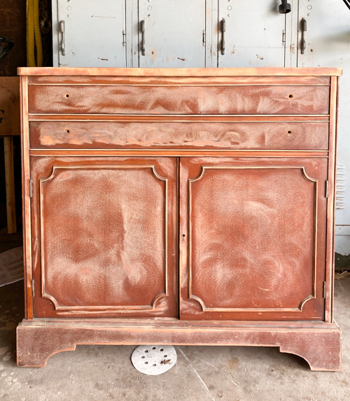 Transform an old piece into a stunning focal point with this DIY green sideboard makeover. Step-by-step tips to refresh and repaint your furniture with style.