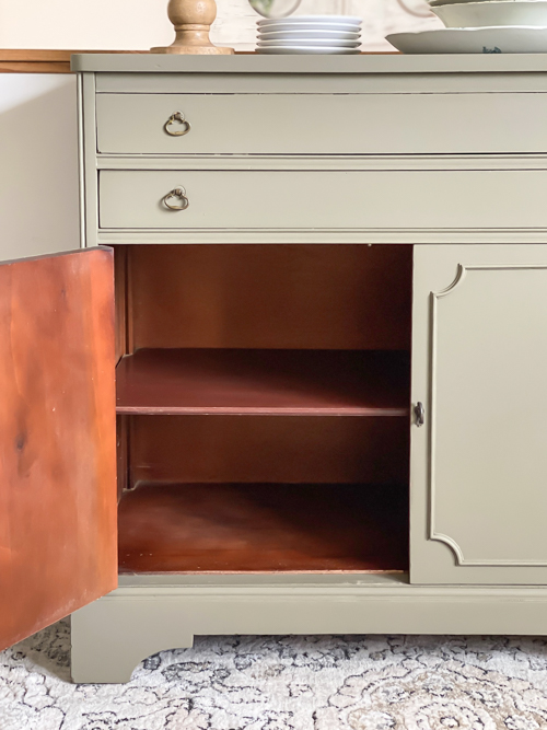 Transform an old piece into a stunning focal point with this DIY green sideboard makeover. Step-by-step tips to refresh and repaint your furniture with style.