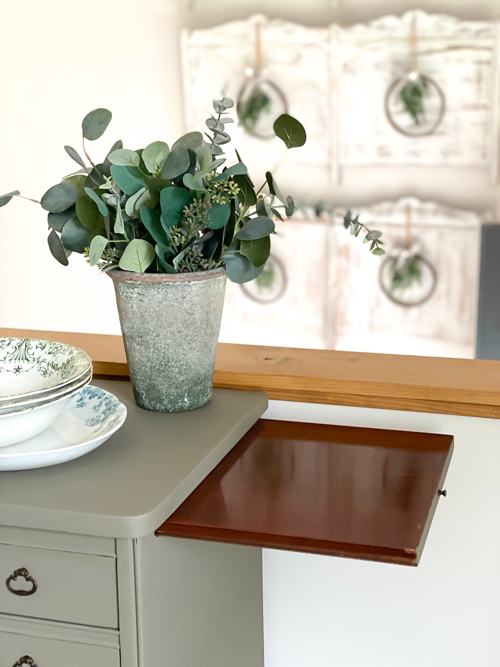 Transform an old piece into a stunning focal point with this DIY green sideboard makeover. Step-by-step tips to refresh and repaint your furniture with style.