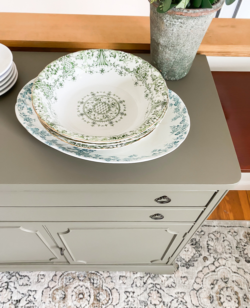 Transform an old piece into a stunning focal point with this DIY green sideboard makeover. Step-by-step tips to refresh and repaint your furniture with style.