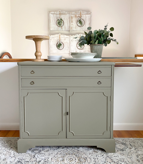 Transform an old piece into a stunning focal point with this DIY green sideboard makeover. Step-by-step tips to refresh and repaint your furniture with style.