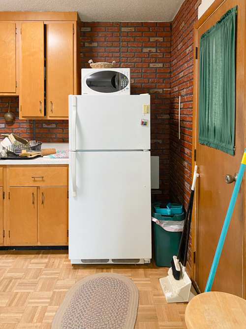 Learn how to update an outdated kitchen on a budget with simple, affordable DIY ideas. Refresh your space without spending a fortune!
