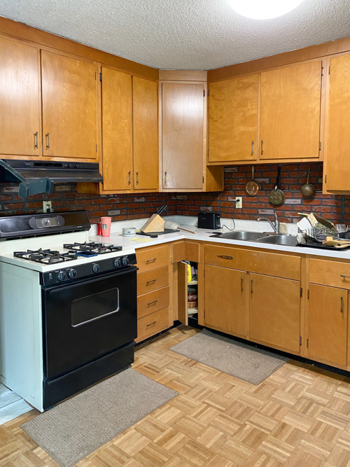Learn how to update an outdated kitchen on a budget with simple, affordable DIY ideas. Refresh your space without spending a fortune!