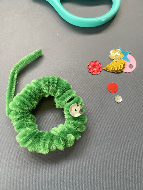 Learn how to make DIY Pipe Cleaner Wreaths with this easy step-by-step tutorial! Perfect for ornaments, gift tags, and holiday décor.