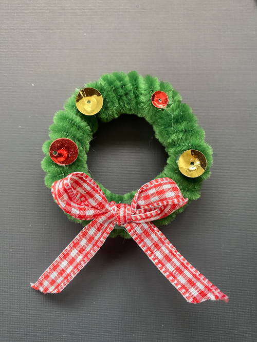 Learn how to make DIY Pipe Cleaner Wreaths with this easy step-by-step tutorial! Perfect for ornaments, gift tags, and holiday décor.